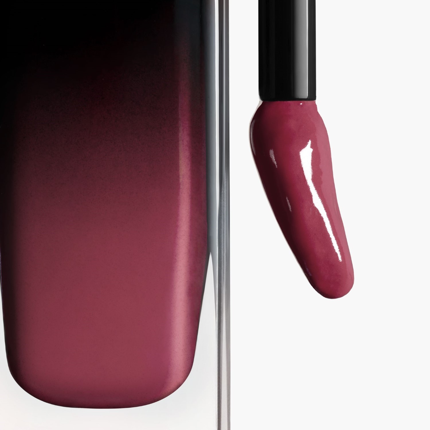 LA BARRA DE LABIOS LÍQUIDA BRILLANTE DE LARGA DURACIÓN